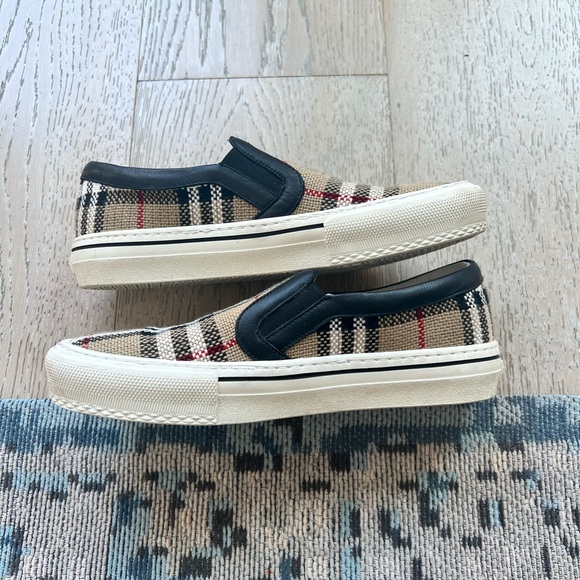 Burberry slip on size 5 - Picture 3 of 9